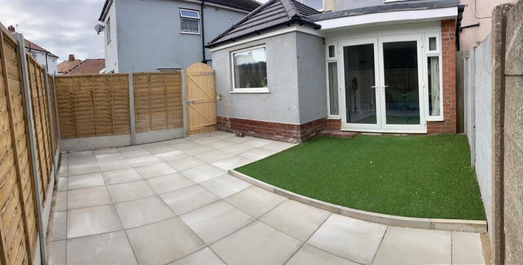 Wave Stays - Ground Floor Apartment - Outside Seating Area Cleveleys Exteriér fotografie